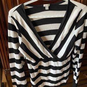 Guess XL new without tags beautiful mint condition top